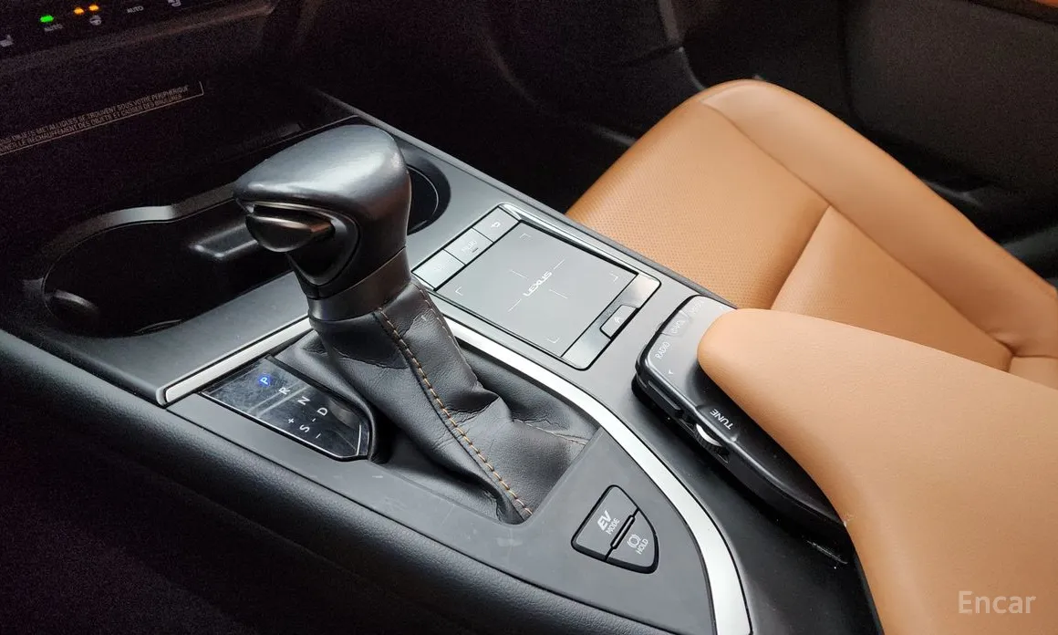 Фото 9 - Lexus UX