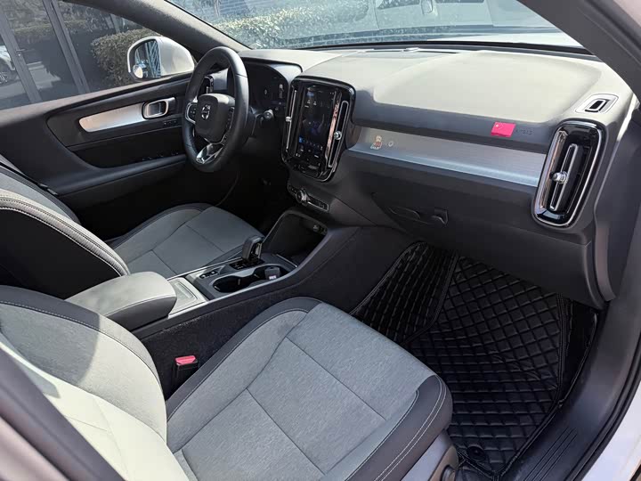 Фото 5 - Volvo XC40