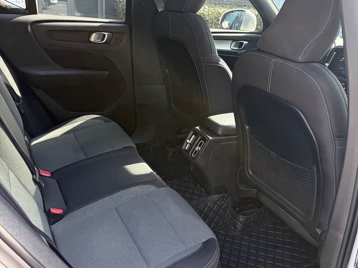 Фото 6 - Volvo XC40