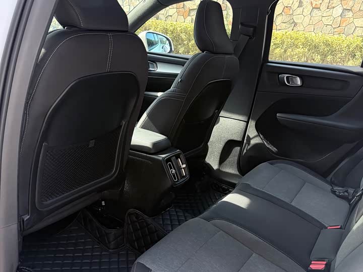 Фото 8 - Volvo XC40