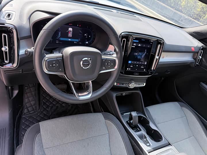 Фото 9 - Volvo XC40