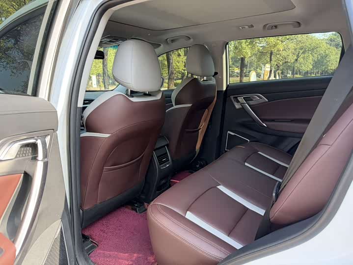 Фото 9 - Geely Atlas