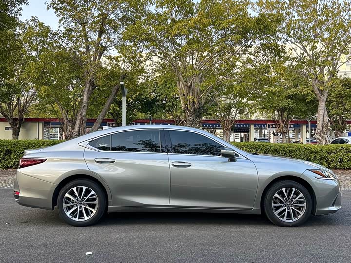Фото 4 - Lexus ES