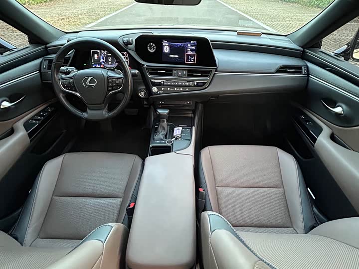 Фото 5 - Lexus ES