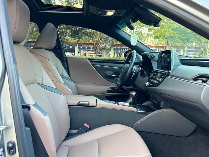 Фото 6 - Lexus ES