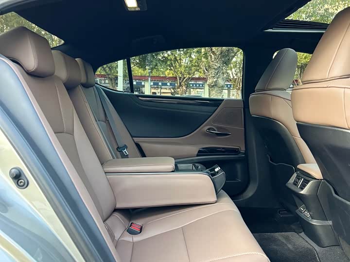 Фото 7 - Lexus ES