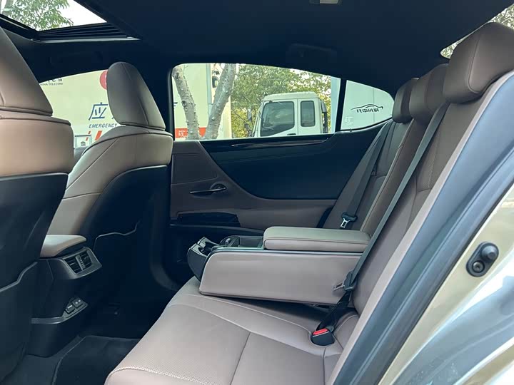 Фото 8 - Lexus ES