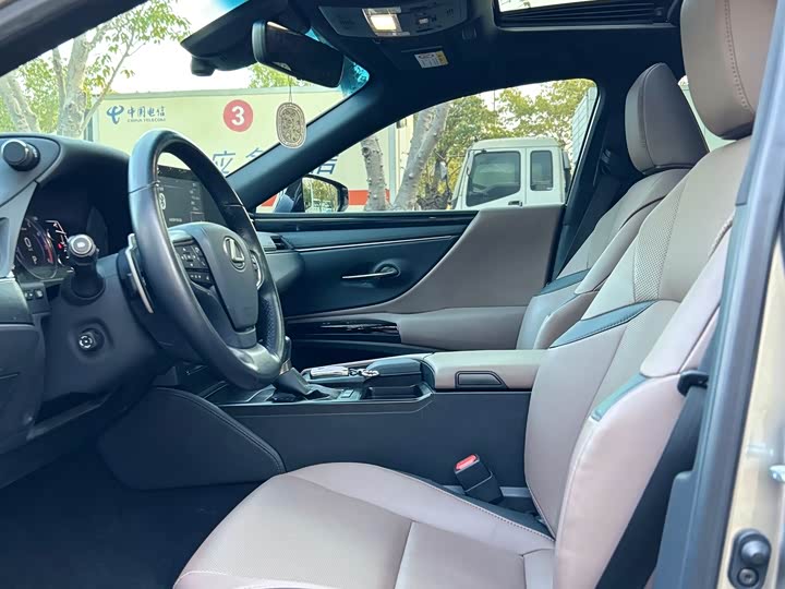 Фото 9 - Lexus ES