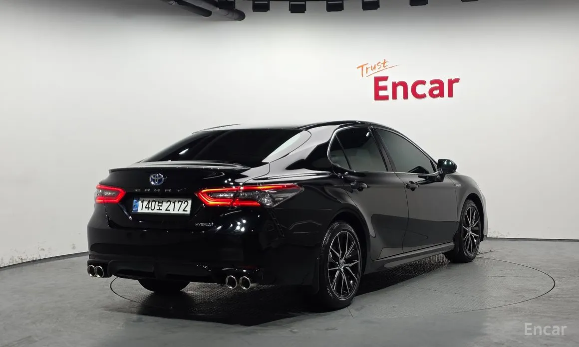 Фото 2 - Toyota Camry