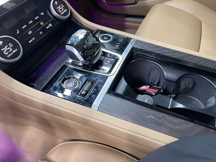 Фото 8 - Jaguar XF L