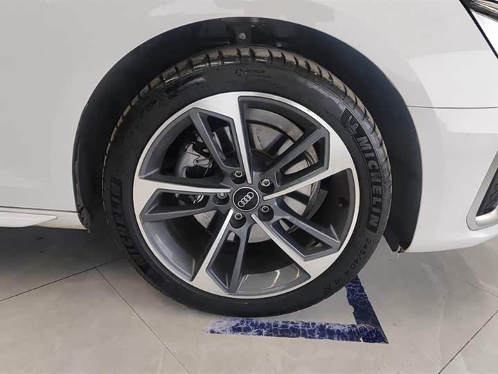 Фото 6 - Audi A4L