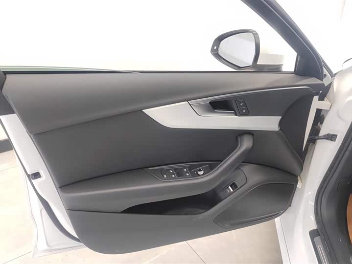 Фото 7 - Audi A4L