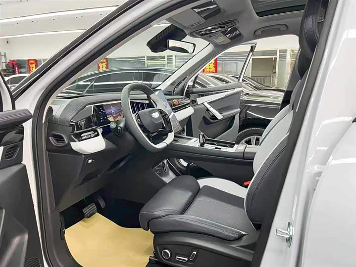 Фото 4 - Geely Atlas L
