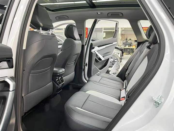 Фото 6 - Geely Atlas L