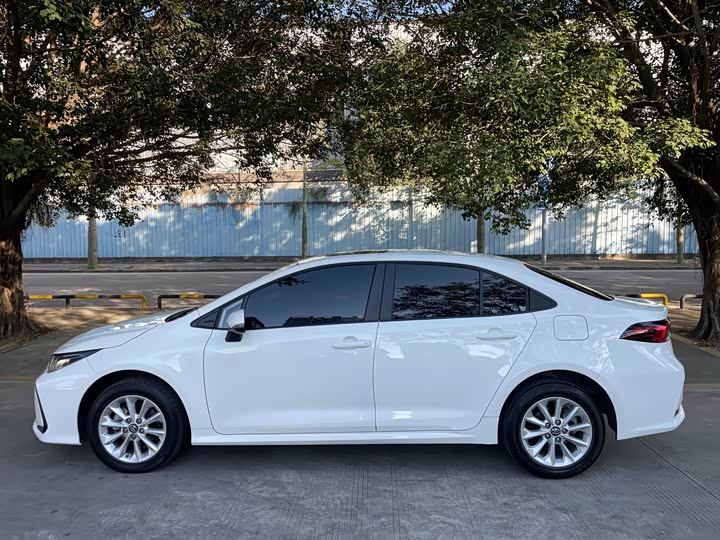 Фото 3 - Toyota Corolla