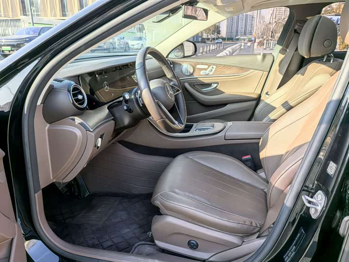 Фото 3 - Mercedes-Benz E-Class