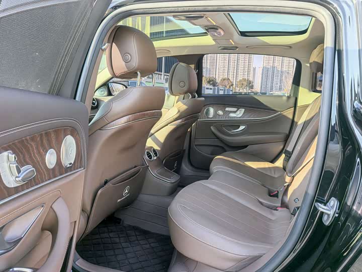 Фото 4 - Mercedes-Benz E-Class