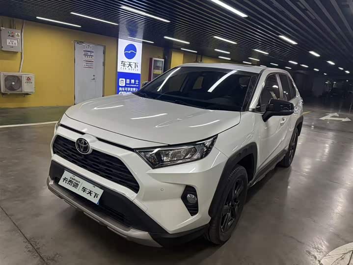 Фото 1 - Toyota RAV4