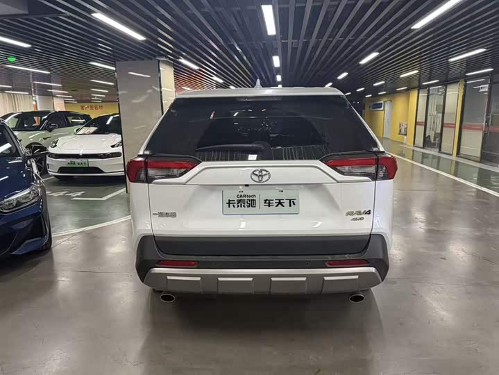 Фото 3 - Toyota RAV4