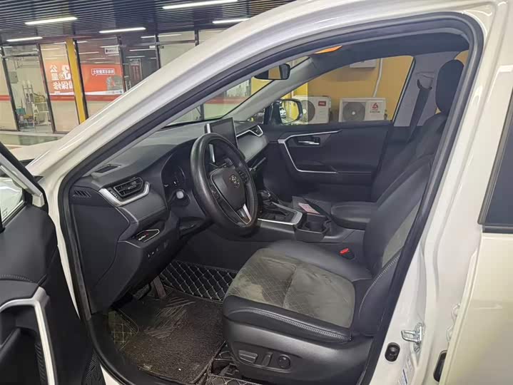 Фото 4 - Toyota RAV4