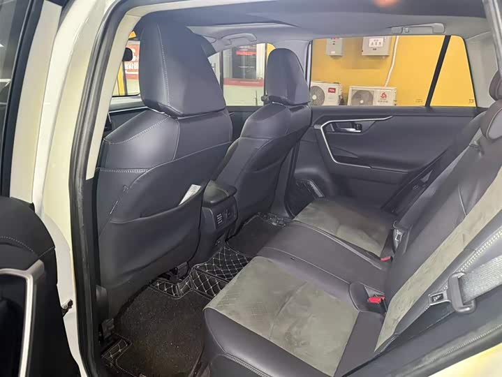 Фото 5 - Toyota RAV4