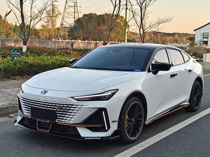 Фото 1 - Changan UNI-V