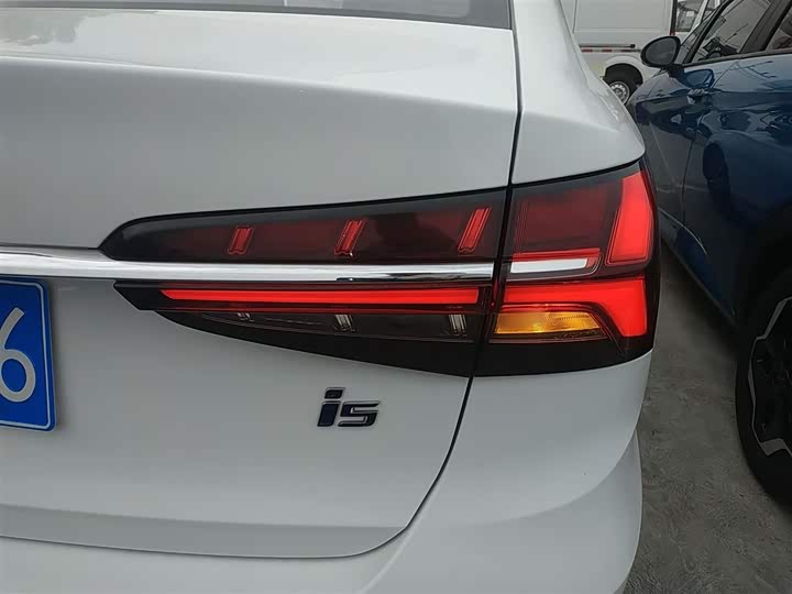 Фото 8 - Roewe i5