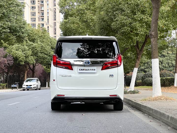 Фото 4 - Toyota Alphard