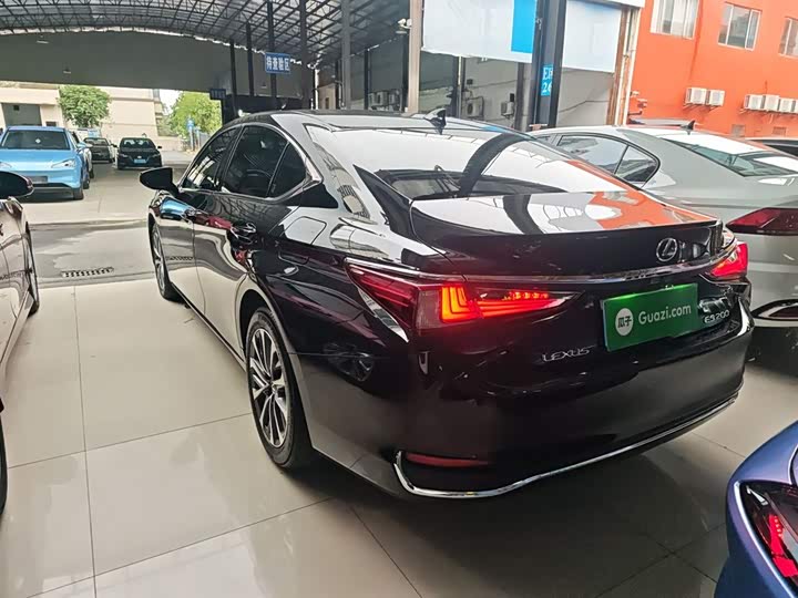 Фото 5 - Lexus ES