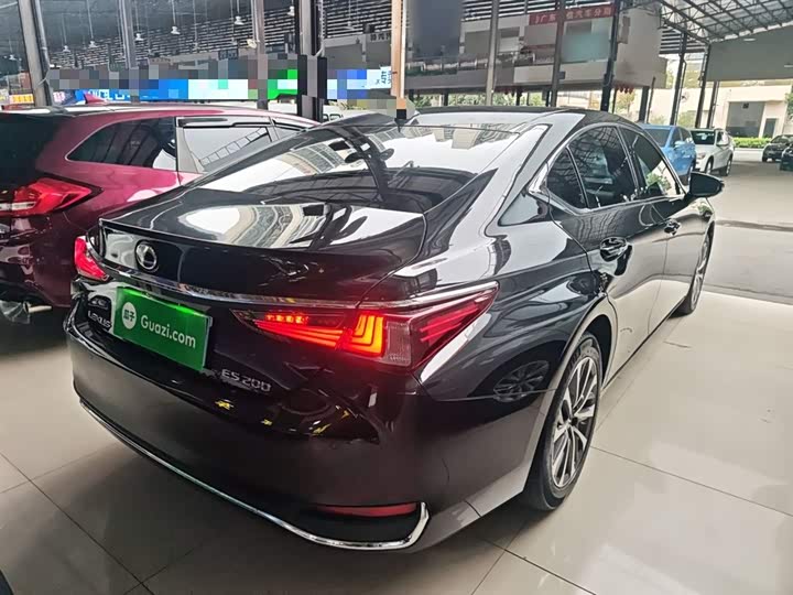 Фото 7 - Lexus ES