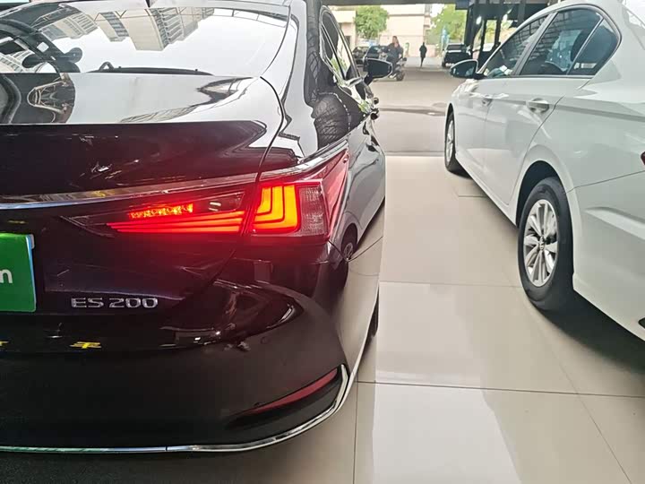 Фото 8 - Lexus ES