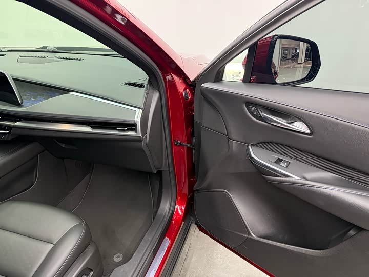 Фото 9 - Cadillac XT4