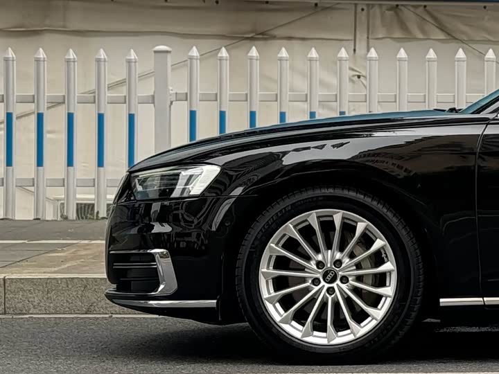 Фото 8 - Audi A8