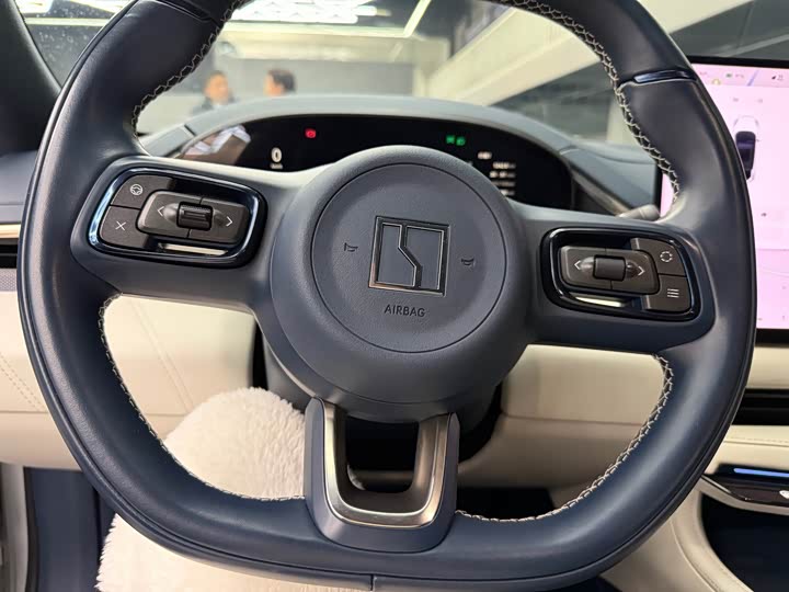 Фото 6 - Zeekr 001