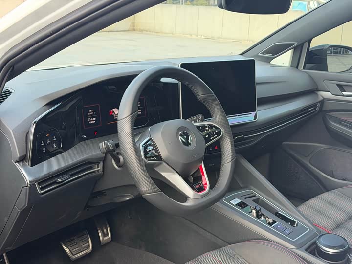 Фото 4 - Volkswagen Golf GTI