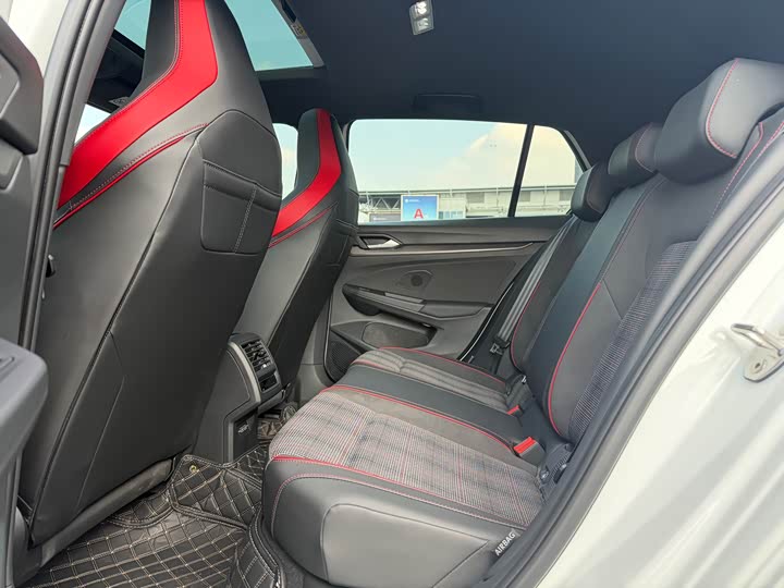 Фото 6 - Volkswagen Golf GTI