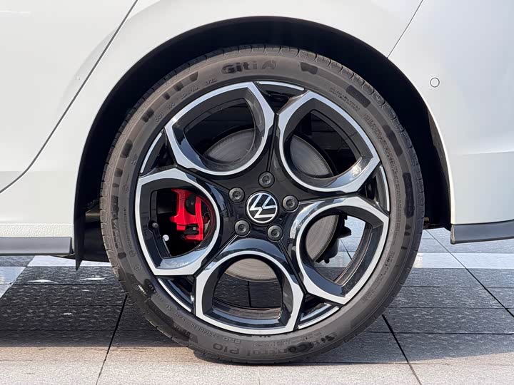 Фото 7 - Volkswagen Golf GTI