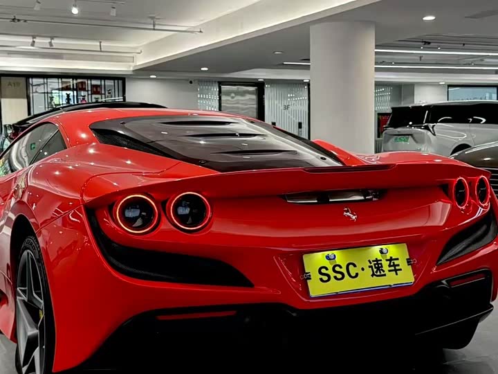 Фото 6 - Ferrari F8