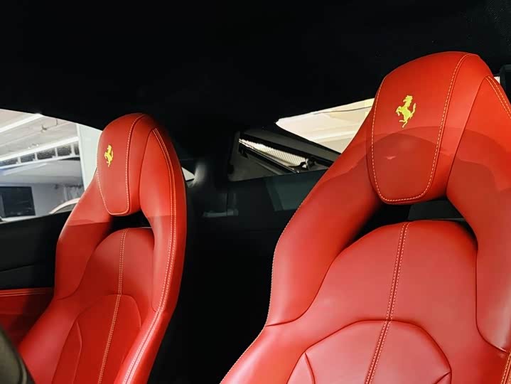 Фото 9 - Ferrari F8