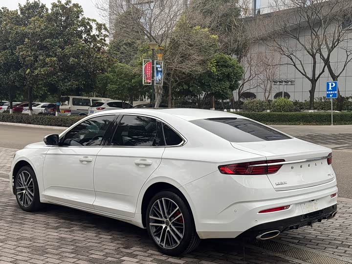 Фото 6 - Geely Preface