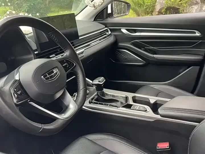 Фото 4 - Geely Emgrand