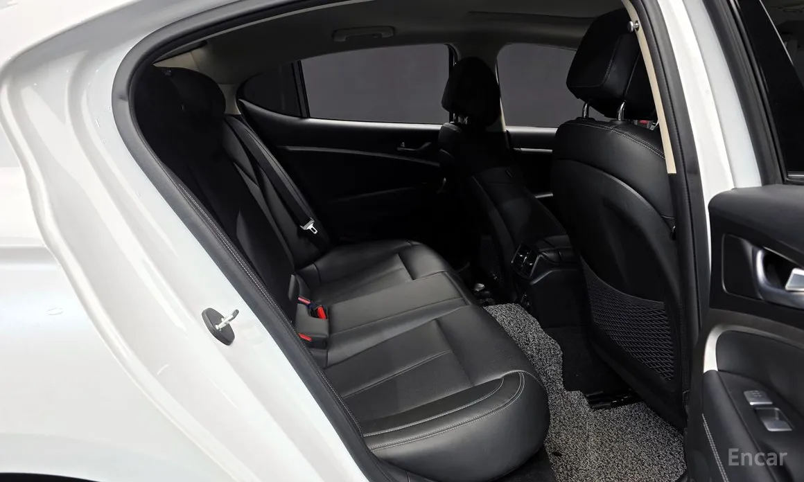 Photo 12 - Genesis G70