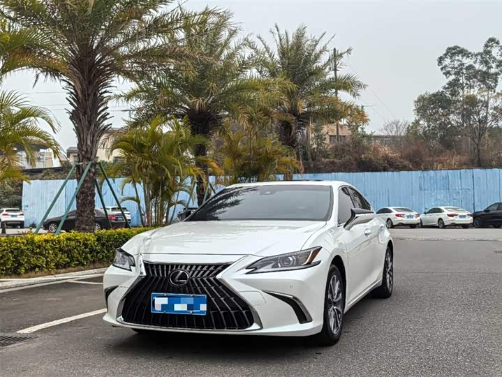 Фото 1 - Lexus ES