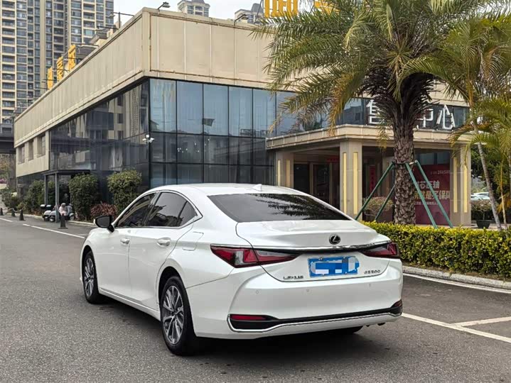 Фото 7 - Lexus ES