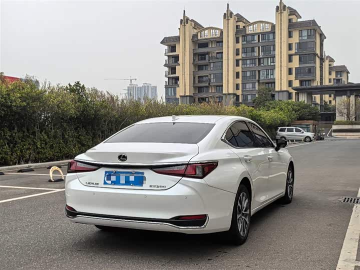 Фото 9 - Lexus ES