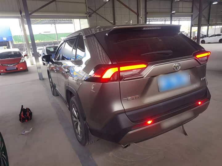 Фото 5 - Toyota RAV4