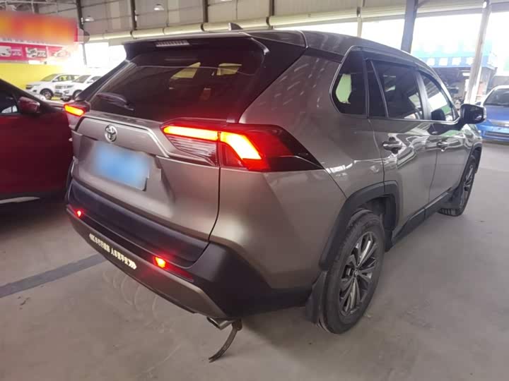 Фото 7 - Toyota RAV4