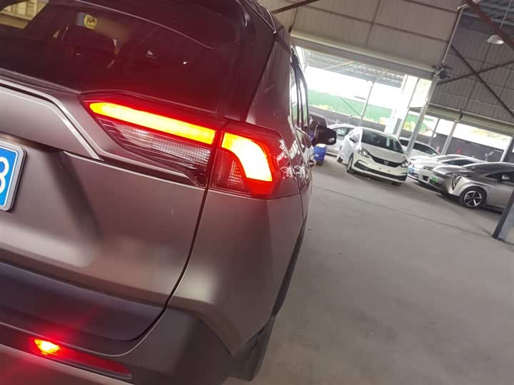 Фото 8 - Toyota RAV4