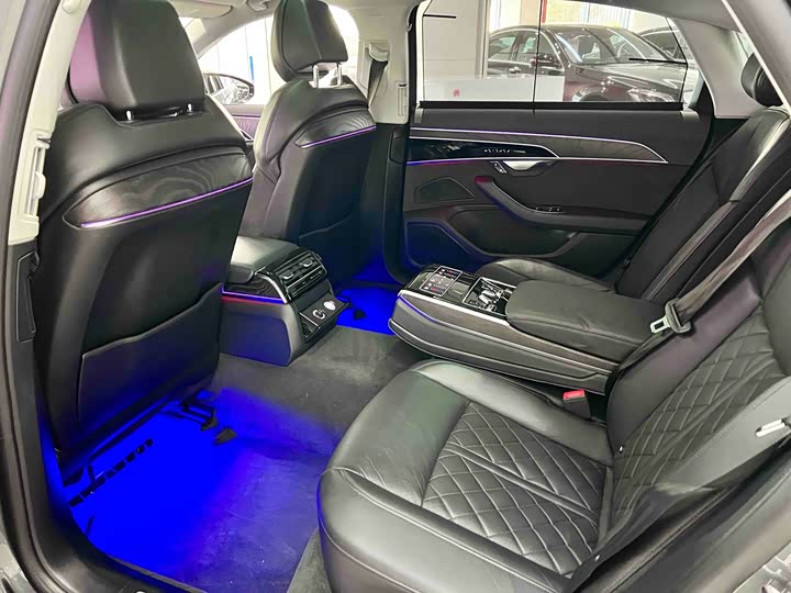 Фото 9 - Audi A8