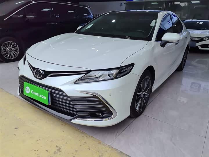 Фото 2 - Toyota Camry